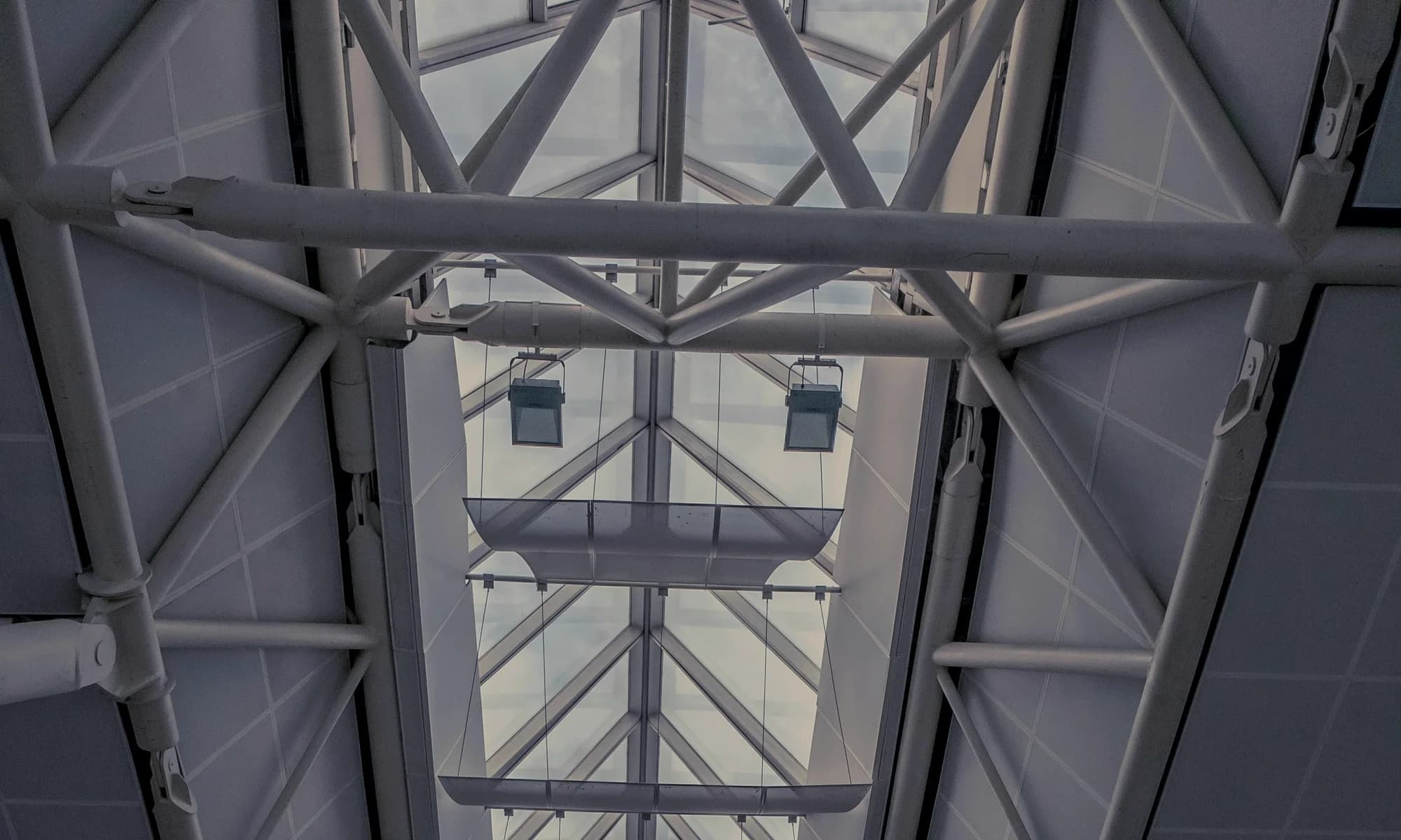 Steel truss and load-bearing rigging structure in a technical venue